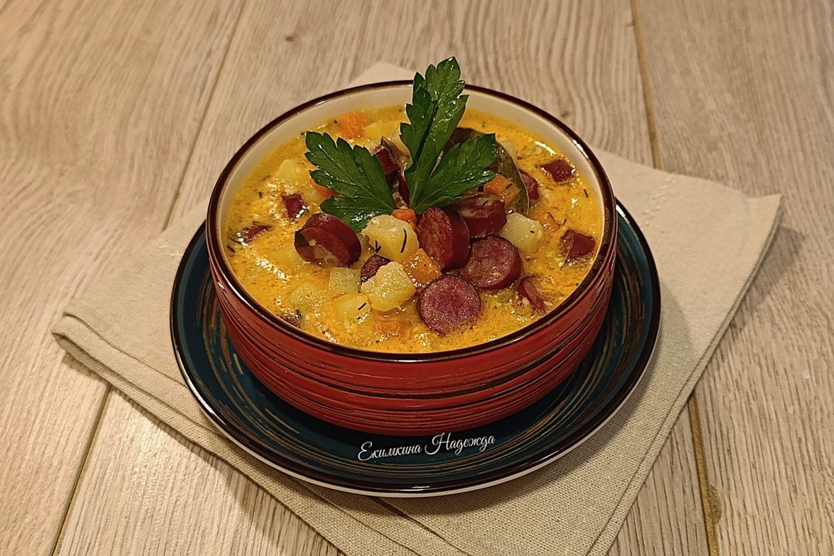 Густой сырный суп с охотничьими колбасками: простой и сытный рецепт