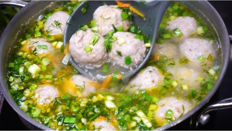 Вкусный суп с фрикадельками за полчаса: простой рецепт для всей семьи