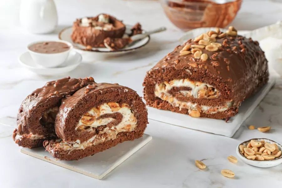 Бисквитный рулет «Сникерс»: Вкусное вдохновение из любимого батончика