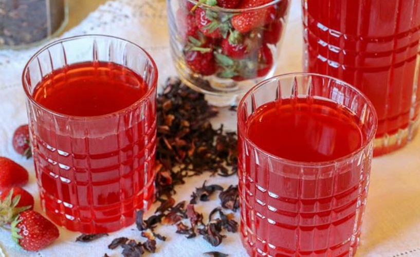 Летняя свежесть в каждой капле: лимонад из клубники и каркаде