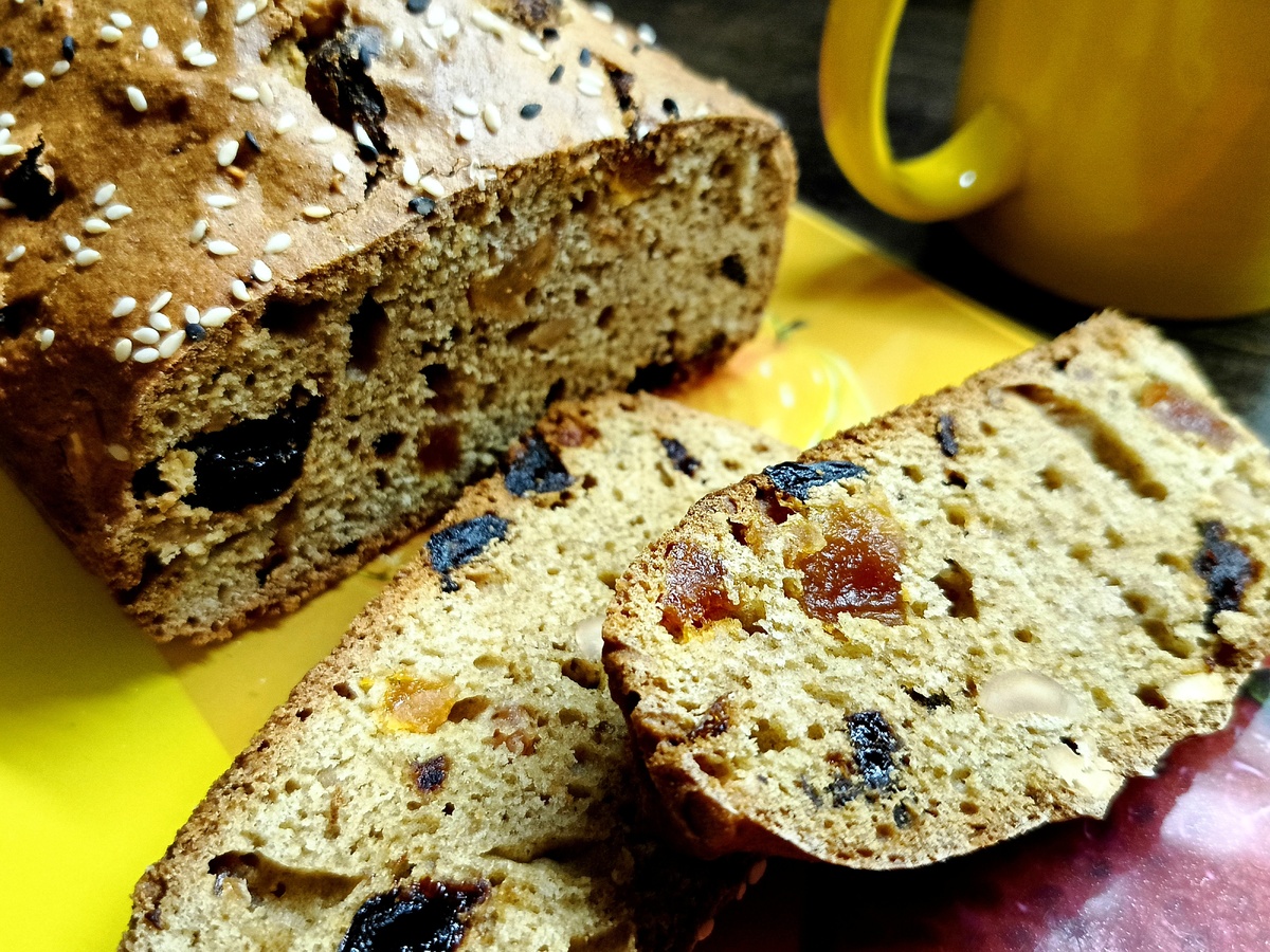 Тепло домашней выпечки: полезный кекс из цельнозерновой муки с орехами и сухофруктами