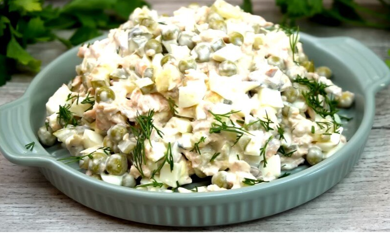 Ностальгия по 90-м: Рецепт популярного салата "Любимый" с зеленым горошком