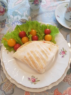 Кулинарное волшебство: Кесадилья с курицей и помидорами для яркого утра