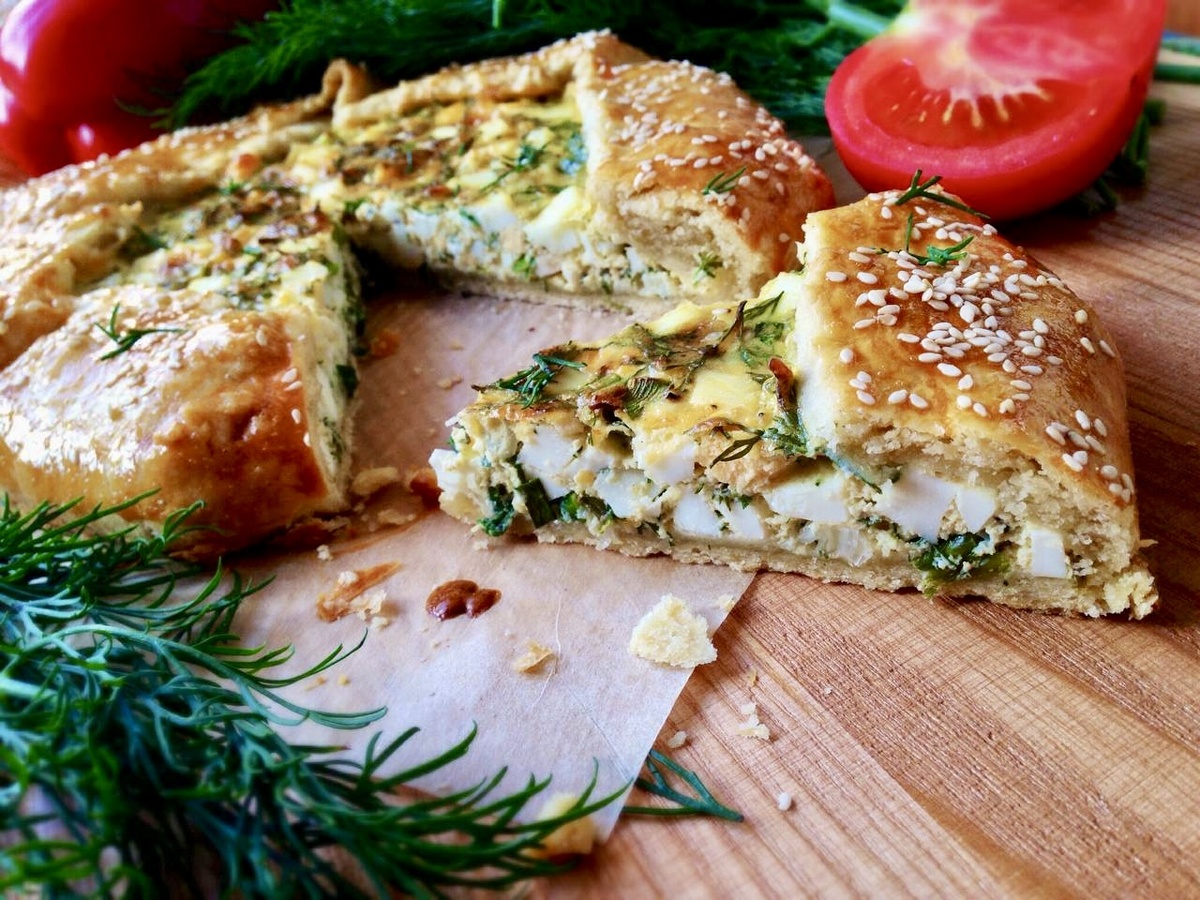 Необычная галета с яйцом, сыром и луком