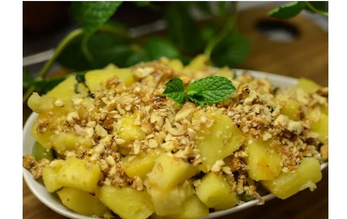 Летнее наслаждение: яркие фруктовые салаты с бананами и орехами