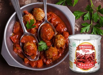 Вкусные тефтели в томате с фасолью и перцем