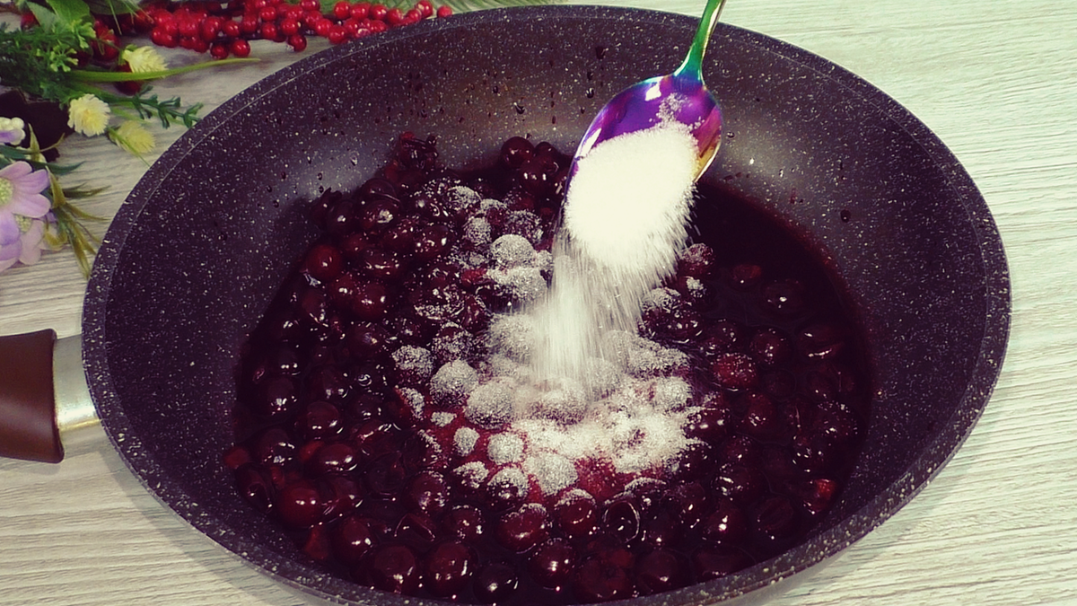 Ягодный пирог с вишней: бисквитное тесто с возможностью замены ягод