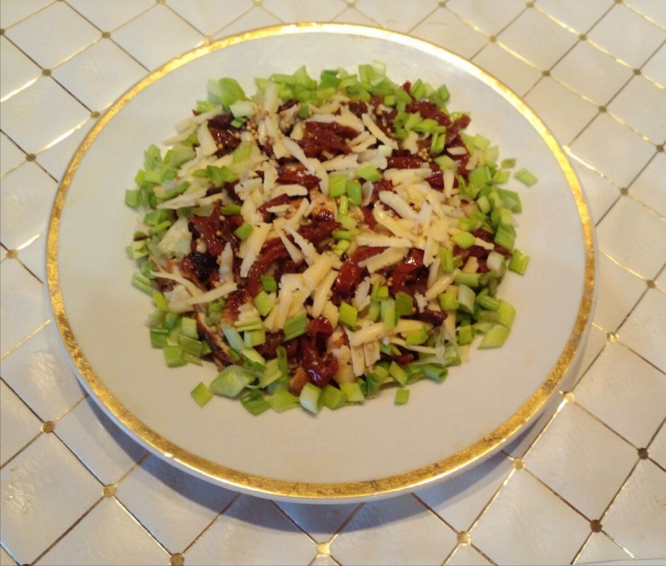 Салат с курицей и вялеными помидорами за 25 минут