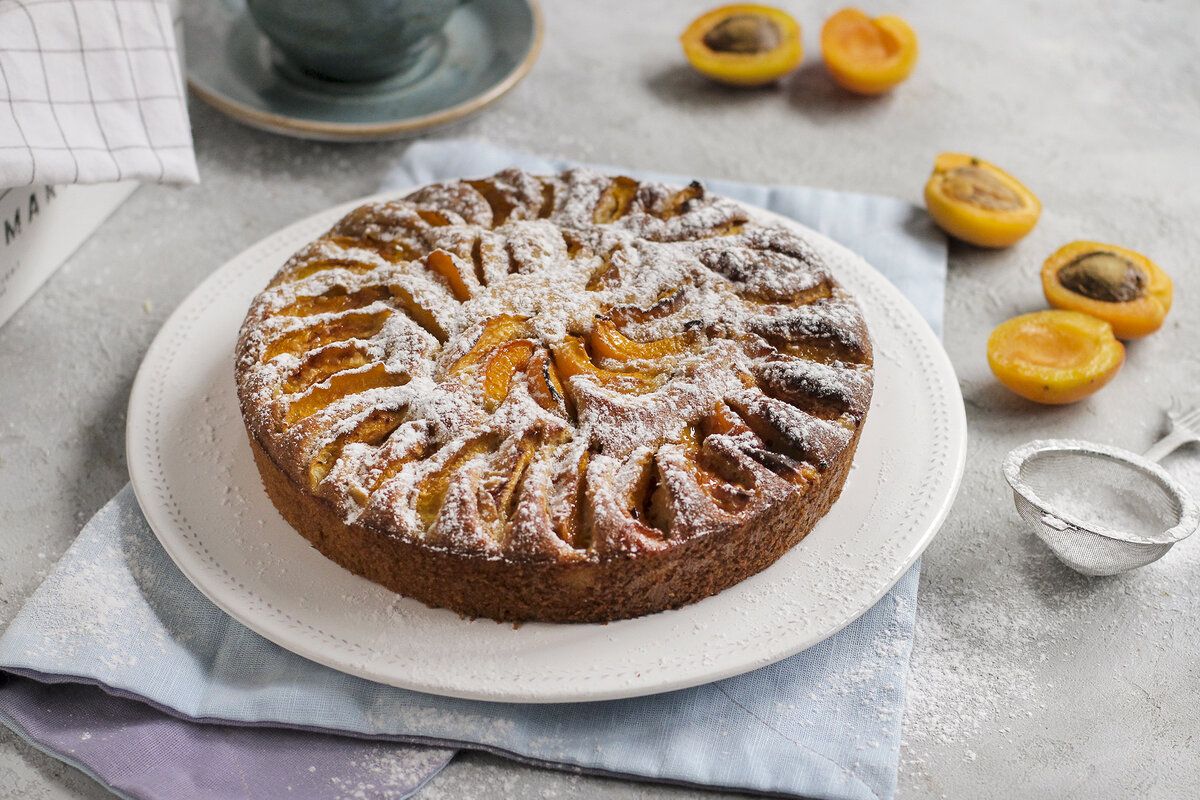 Пирог с абрикосами: простой и ароматный десерт для летнего стола
