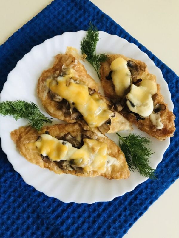 Сочные куриные отбивные с грибами и сыром