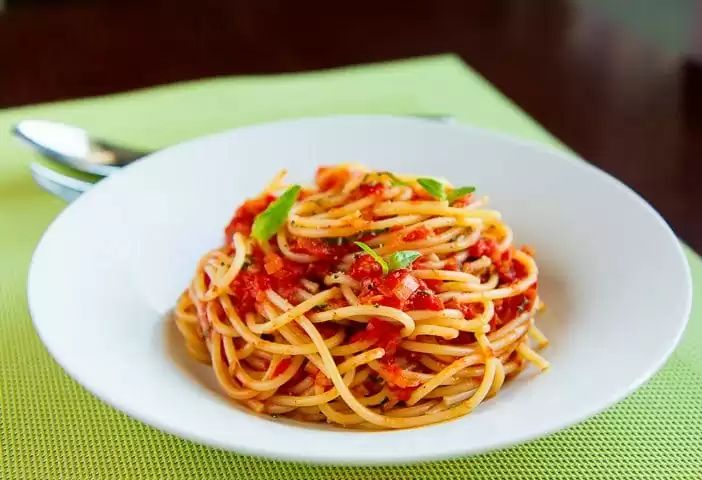Как приготовить спагетти с ароматным соусом из свежих помидоров