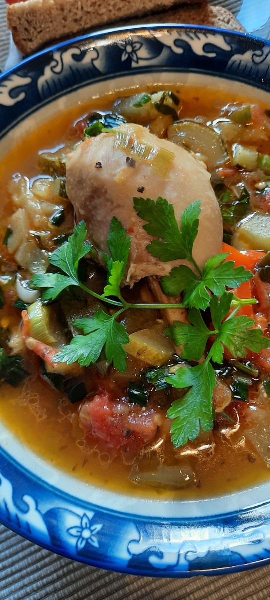 Сытный томатный суп с курицей и овощами для настоящих гурманов