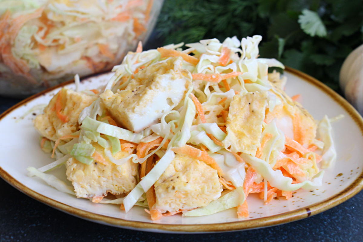 Непривычный салат: капуста с морковью и омлетом