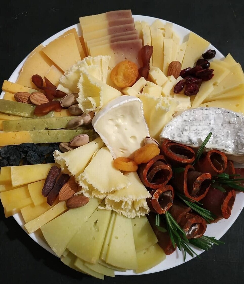 Секреты сырного этикета: как правильно собрать идеальную сырную тарелку