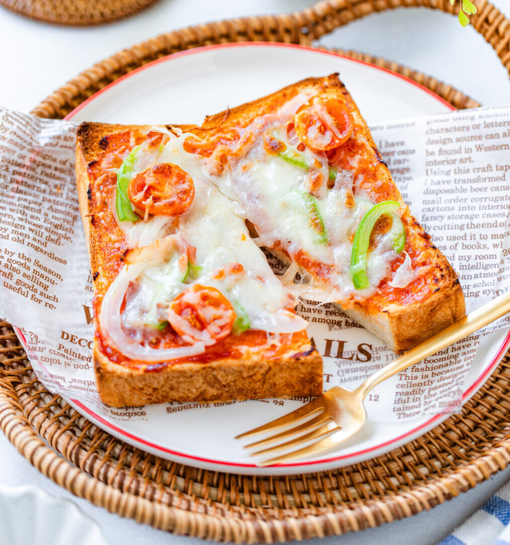 Секреты японского тоста: как приготовить оригинальную пиццу на молочном хлебе