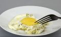Необычная яичница с солеными огурцами: новый взгляд на завтрак