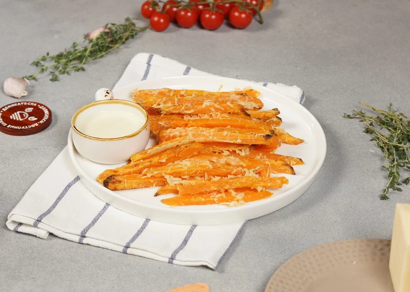 Яркий батат с пармезаном и соусом блю чиз: идеальное сочетание вкусов