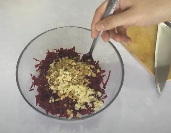 Вкусный и полезный свекольный салат для вашего рациона