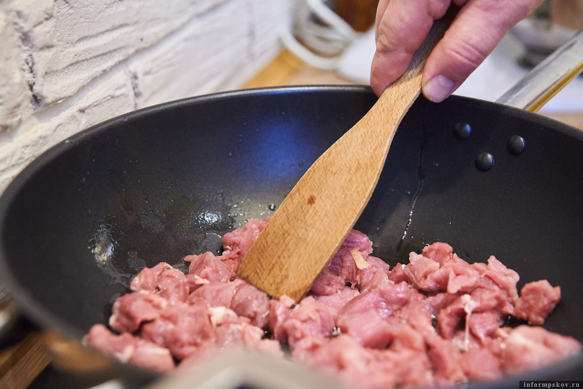 Как организовать новогодний стол с умом: советы по экономии и здоровью