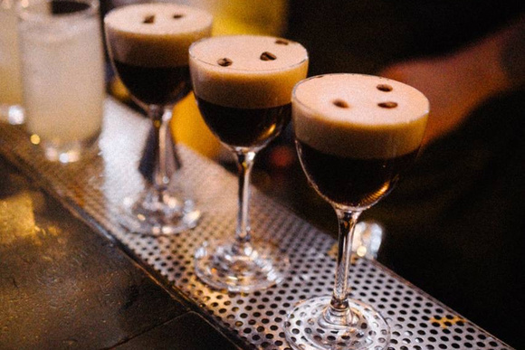 Эспрессо мартини: волшебство кофейного коктейля, завоевавшего мир