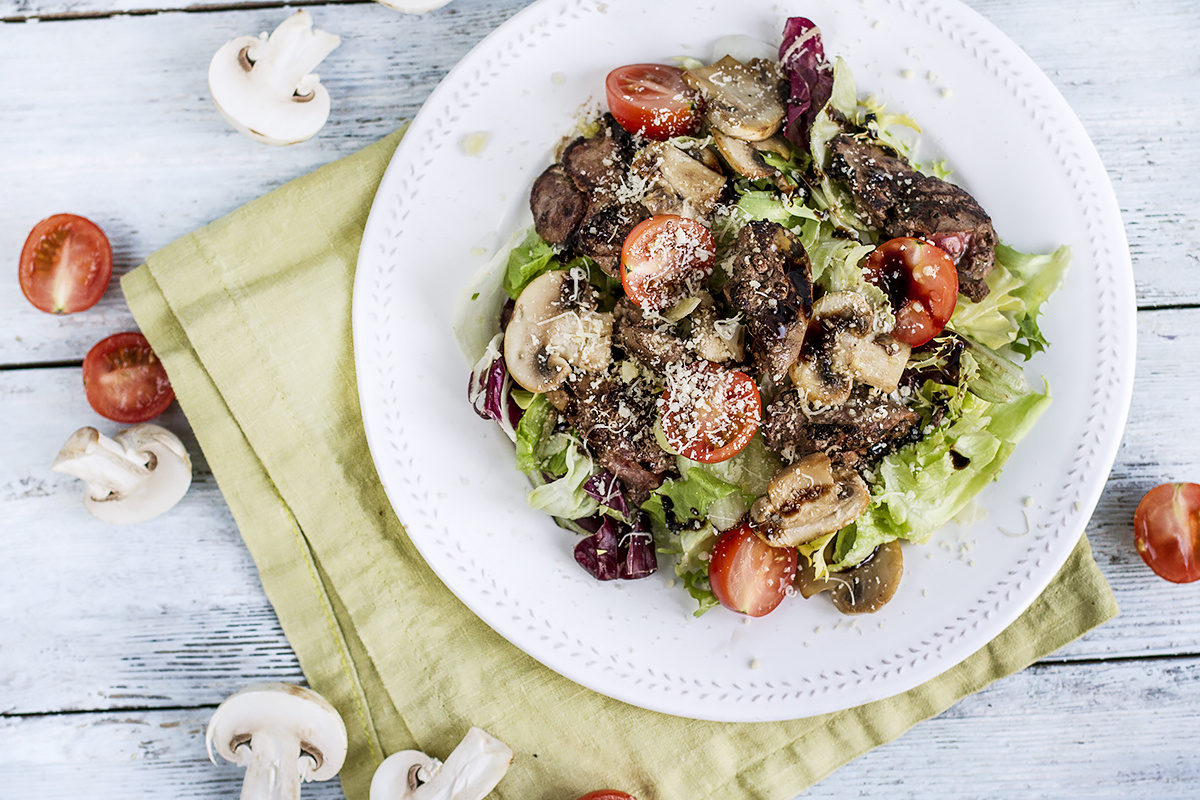 Вдохновение для ужина: салат с куриной печенью и грибами