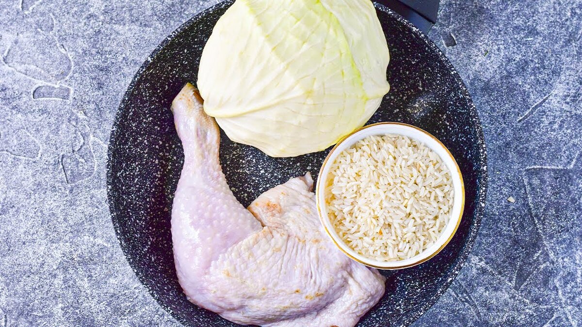 Сытный ужин в одной сковороде: легкий рецепт с курицей и капустой