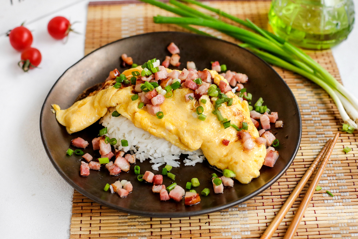 Как приготовить омурайсу: сочный японский омлет с рисом и грудинкой