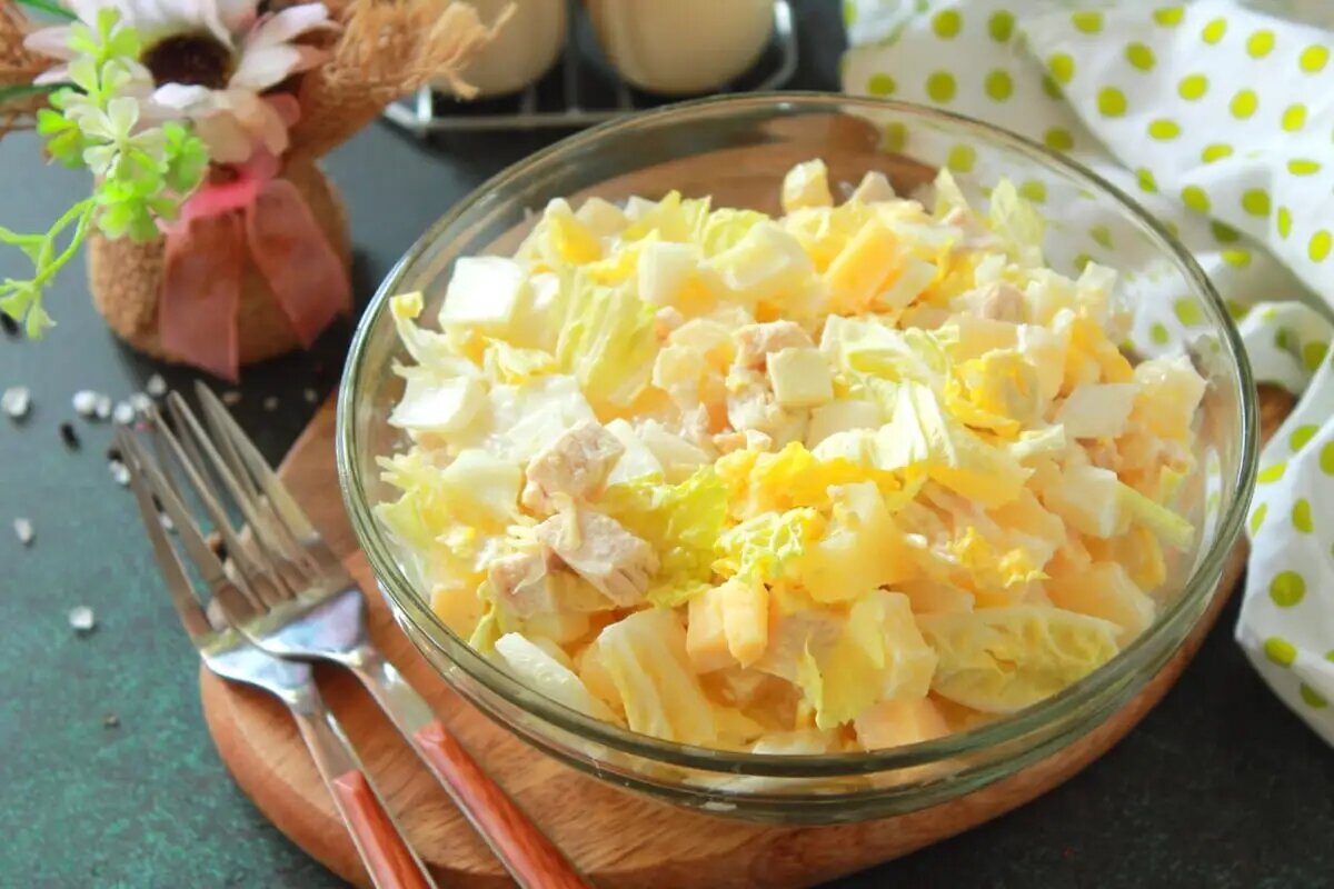Салаты с ананасами и курицей: искушение тропиков на вашей кухне
