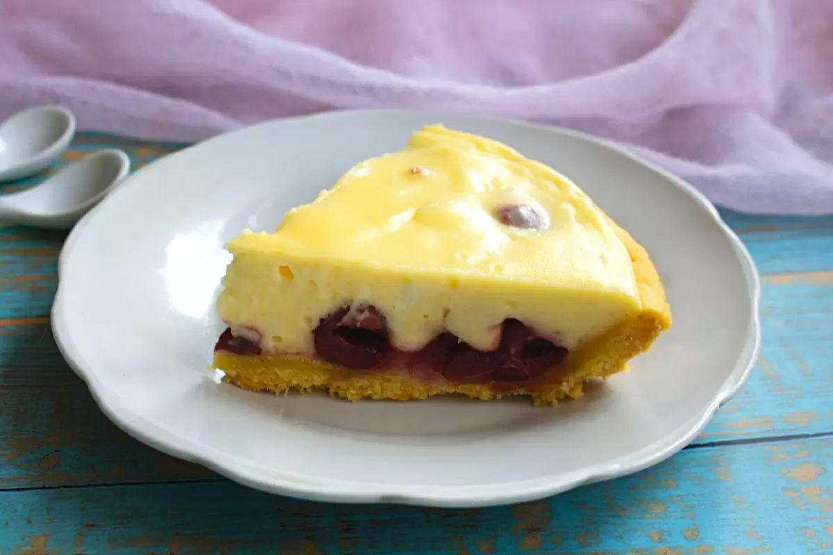 Необычный вишневый пирог с нежным кремом