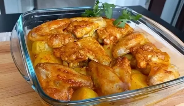 Как приготовить запечённую курицу с картофелем: вкусный рецепт для любого случая