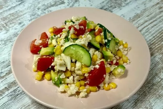 Салат из цветной капусты с овощами и авокадо