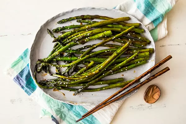Спаржа с соусом хойсин: секрет превращения гарнира в гастрономический шедевр