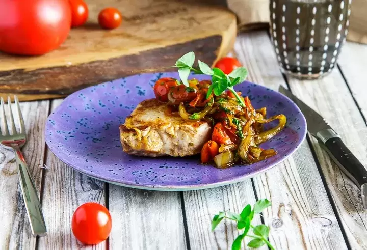 Эскалоп из свинины с овощным соусом