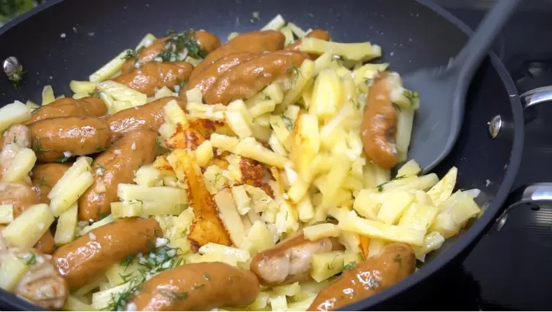 Сибирская бабушка делится секретами приготовления картошки с нудлями