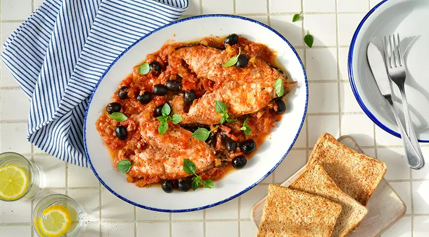 С mediterranean flair: белая рыба в томатном соусе с маслинами