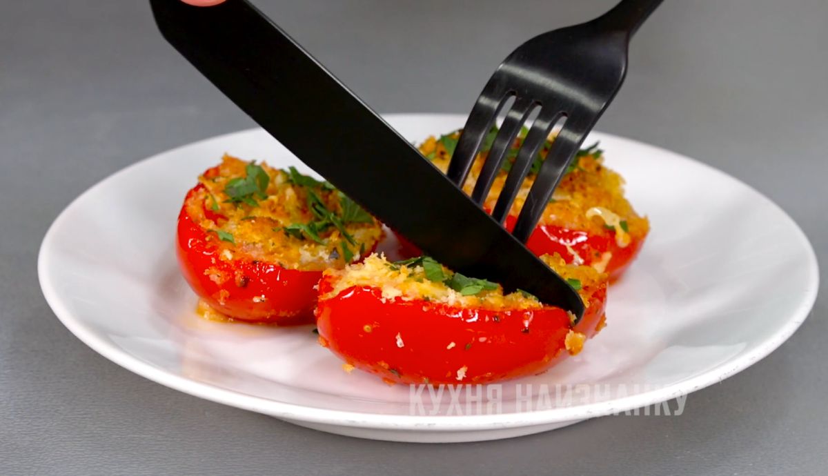 Простая и вкусная закуска: запеченные помидоры с сыром и хлебом