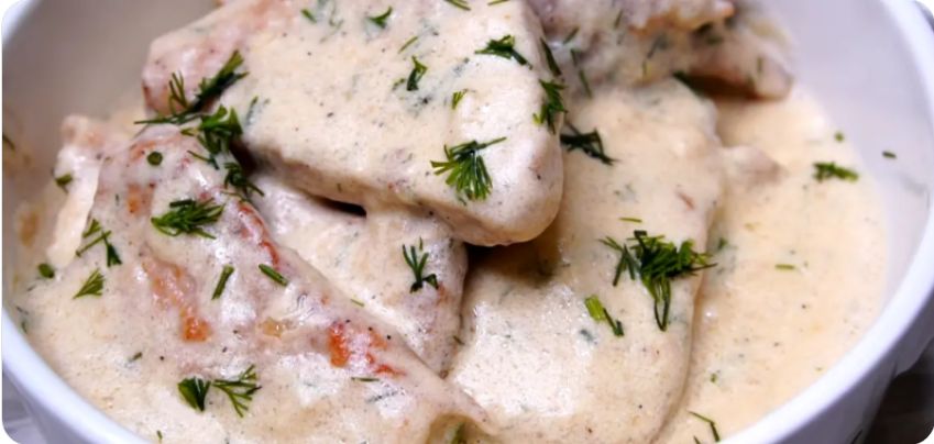 Сытный обед из мяса в сметано-чесночном соусе, который понравится всей семье
