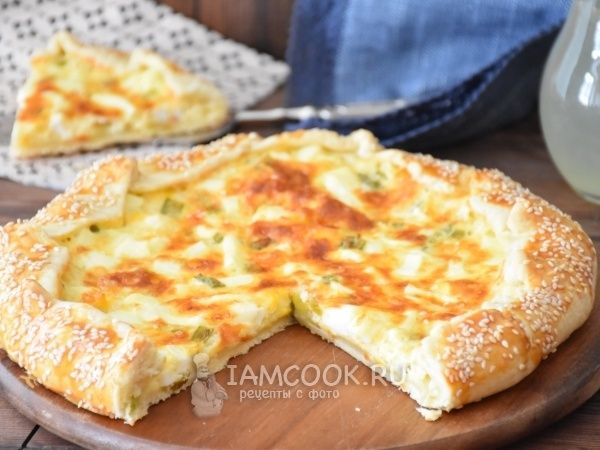 Нежный открытый пирог с сыром и яйцом